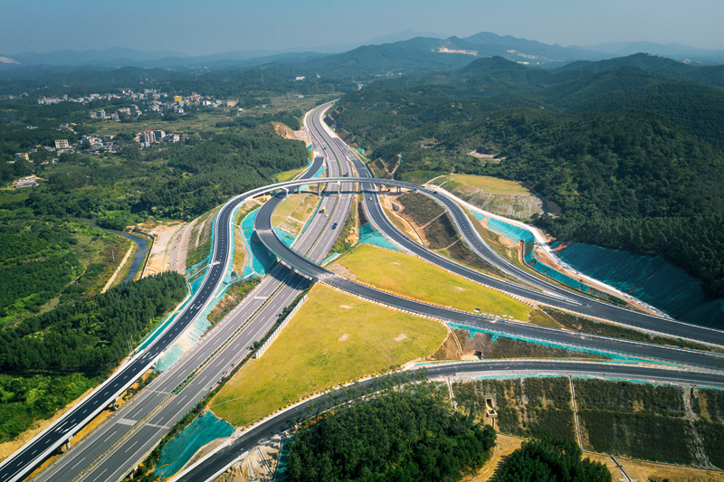 2松旺至鐵山港東岸高速公路于2020年12月建成通車，平整度標準差達0.366毫米.jpg